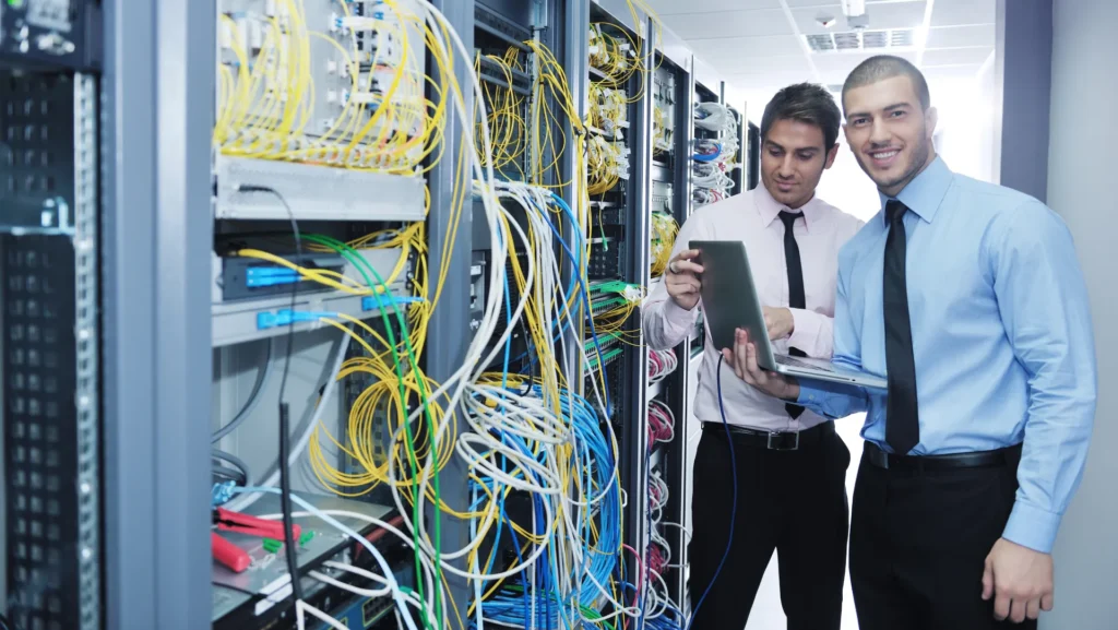 Techniker an Netzwerkkabeln