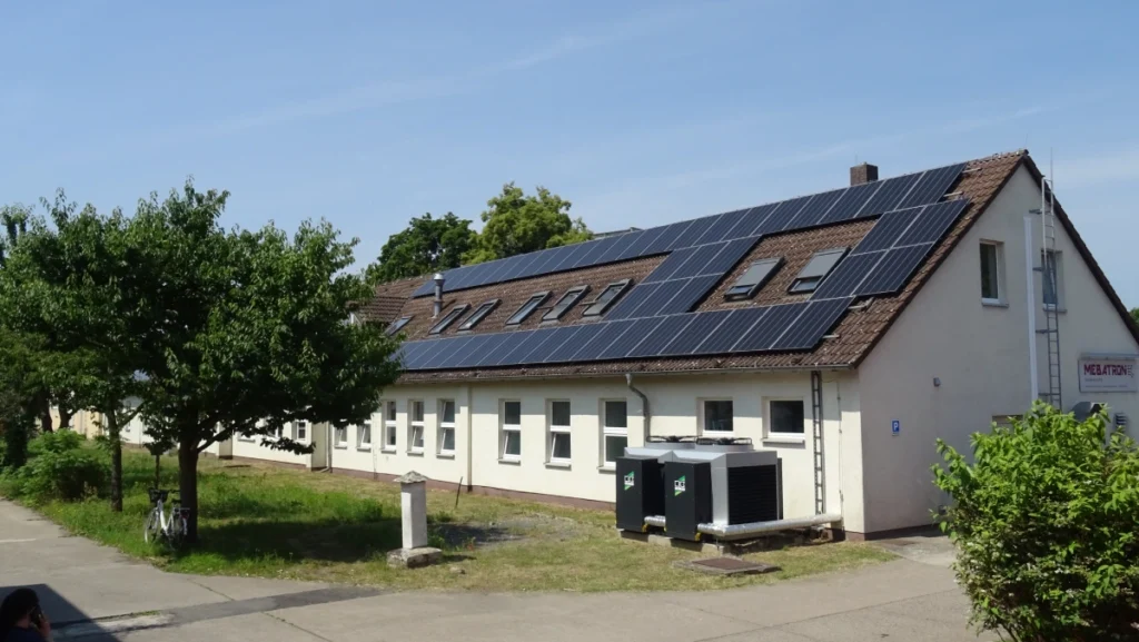 Photovoltaikanlage auf dem Dach von Mebatron